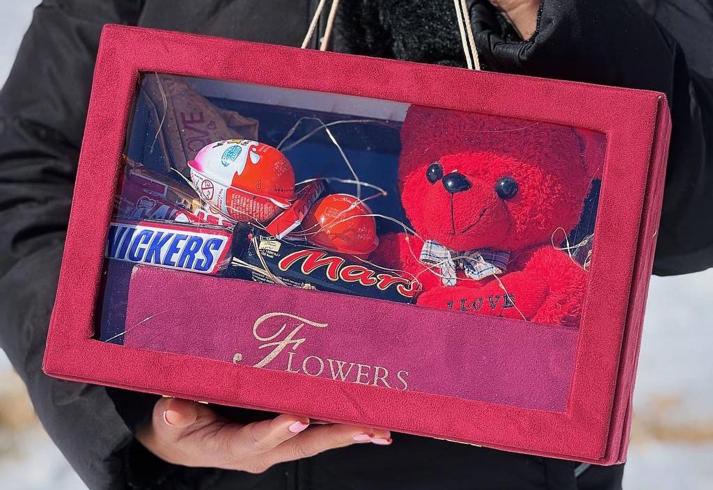 گیفت باکس قرمز حاوی خرس و شکلات و چیز میزای قرمز برای هدیه دادن در روز ولنتاین